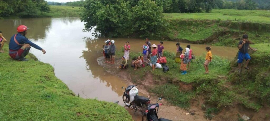 ကျေးရွာထဲကို စစ်တပ်ကလက်နက်ကြီးနဲ့ပစ်လို့ ဒေသခံတစ်ချို့ ထွက်ပြေးတိမ်းရှောင်