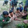 (KIAနှင့် PDF ပူး​ပေါင်းတပ်ကဖမ်းဆီးရမိထား​သောစစ်သုံပန်း ၅ ဦး ။ဓါတ်ပုံ- BR)