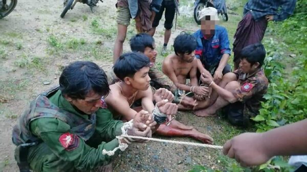 (KIAနှင့် PDF ပူး​ပေါင်းတပ်ကဖမ်းဆီးရမိထား​သောစစ်သုံပန်း ၅ ဦး ။ဓါတ်ပုံ- BR)