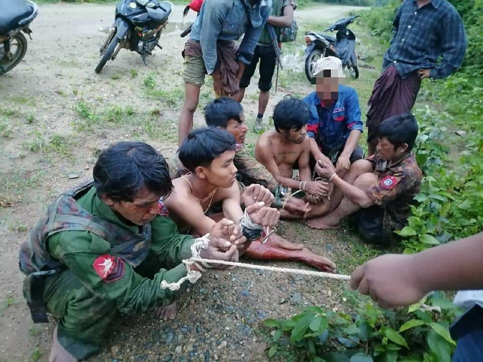 (KIAနှင့် PDF ပူး​ပေါင်းတပ်ကဖမ်းဆီးရမိထား​သောစစ်သုံပန်း ၅ ဦး ။ဓါတ်ပုံ- BR)
