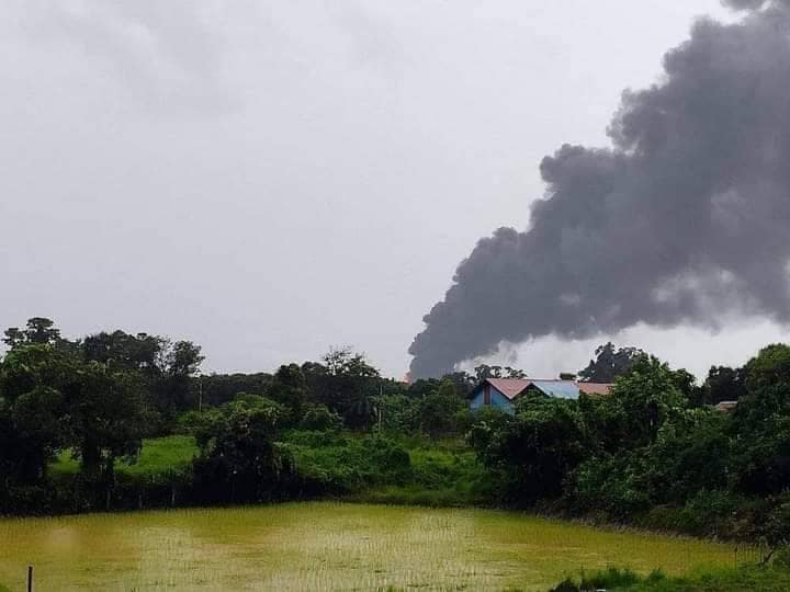 (အင်းတော် ပြည်သူ့ကာကွယ်ရေးတပ်ဖွဲ့ဝင်များ နှင့် တိုက်ပွဲအတွင်း ဆီဘောင်ဆာကားမီးလောင်နေသည့် မြင်ကွင်းဖြစ်သည်။ ဓါတ်ပုံ-အင်းတော်PDF ၊ IR)