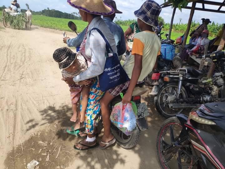 (ယခင်ရက်ပိုင်းအတွင်းက ထွက်ပြေးတိမ်းရှောင်နေရသော ဒီပဲယင်းအရှေ့ခြမ်း ပြည်သူများအား တွေ့ရစဥ်။ ဓာတ်ပုံ-ဒီပဲယင်းမြို့နယ်စစ်ရှောင်ထောက်ပံ့ရေး)