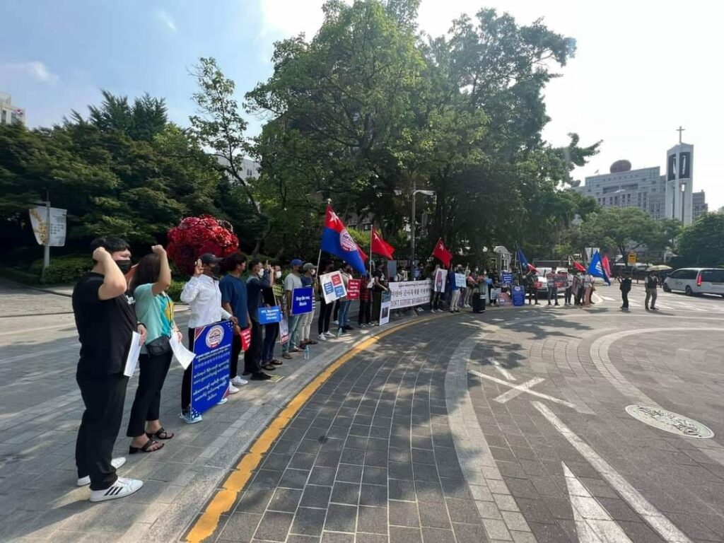 ဓာတ်ပုံ - မြန်မာ့နွေဦးတော်လှန်ရေး ထောက်ခံသူများ ကိုရီးယားအဖွဲ့