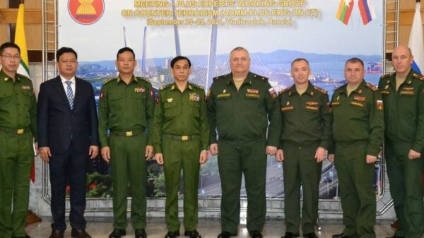 (အာဏာသိမ်းစစ်​ကောင်စီတပ်နှင့် ရုရှားစစ်တပ်မှ အရာရှိအချို့ ။ ဓါတ်ပုံ-JFM)