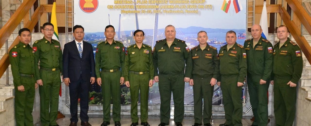 (အာဏာသိမ်းစစ်​ကောင်စီတပ်နှင့် ရုရှားစစ်တပ်မှ အရာရှိအချို့ ။ ဓါတ်ပုံ-JFM)