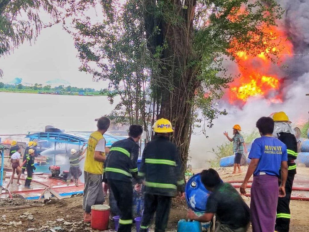မီးကိုထိန်းမရသောအခါဆီတင်တွဲကိုမြစ်လယ်မှအောက်သို့မျှောချခဲ့သည်။ ။ဓါတ်ပုံ-လေလွင့်သူ
