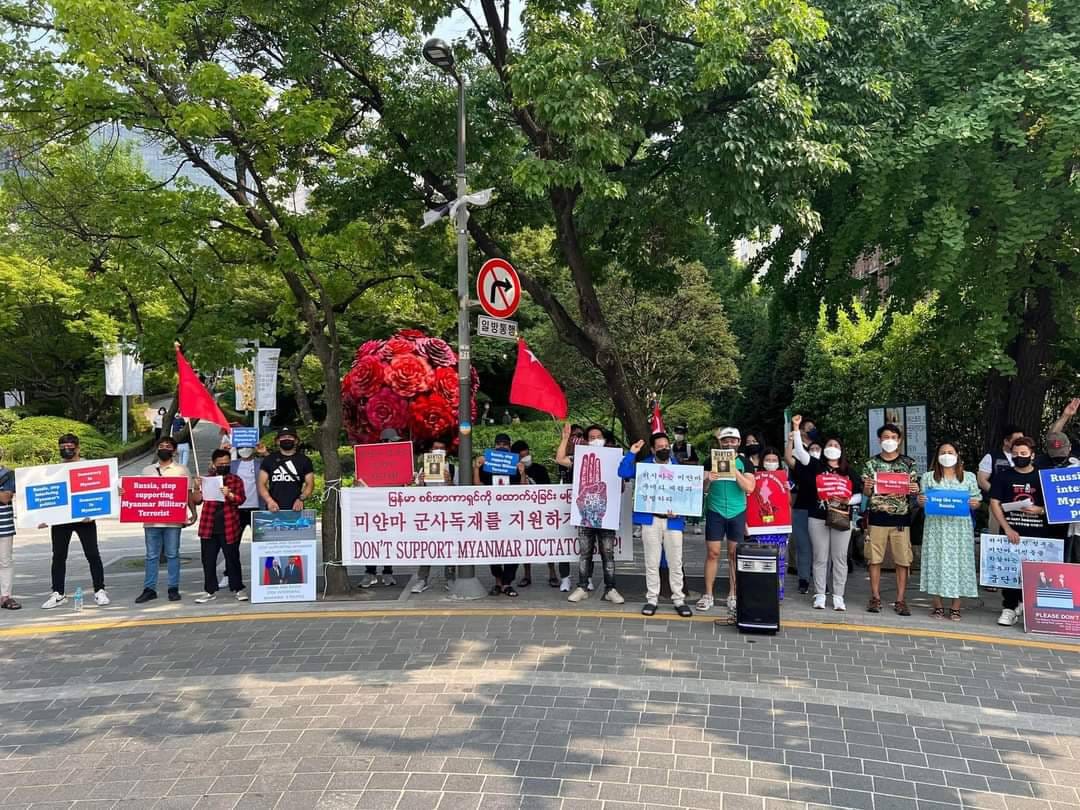 ဓာတ်ပုံ - မြန်မာ့နွေဦးတော်လှန်ရေး ထောက်ခံသူများ ကိုရီးယားအဖွဲ့
