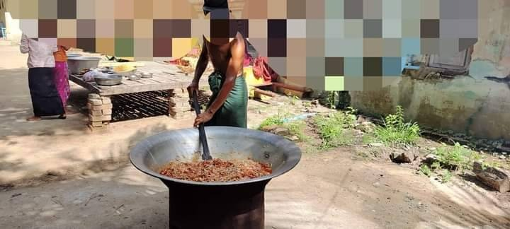 (ထွက်ပြေးလာရသည့် ကျေးရွာသူကျေးရွာသားများအား ဒီပဲယင်းမြို့နယ် စစ်ရှောင်ထောက်ပံ့ရေးအဖွဲ့က ချက်ပြုတ်ကျွေးမွေးနေစဥ်။ဓာတ်ပုံ-ဒီပဲယင်းမြို့နယ် စစ်ရှောင်ထောက်ပံ့ရေးအဖွဲ့)
