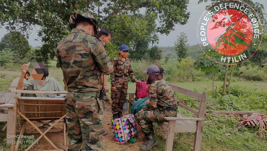 ဓာတ်ပုံ - ထီးလင်းပြည်သူ့ကာ ကွယ်ရေးတပ်(PDF)