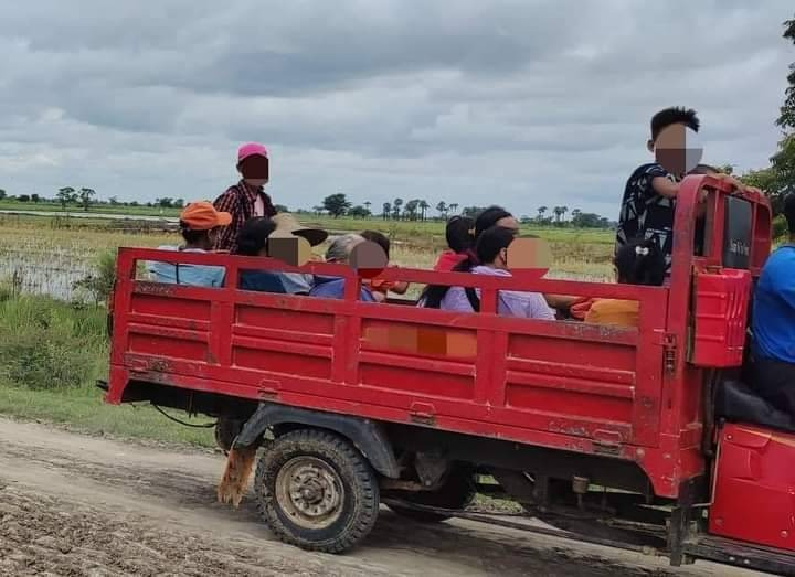 (ထွက်ပြေးလာရသည့် ကျေးရွာသူကျေးရွာသားများအား ဒီပဲယင်းမြို့နယ် စစ်ရှောင်ထောက်ပံ့ရေးအဖွဲ့က ချက်ပြုတ်ကျွေးမွေးနေစဥ်။ဓာတ်ပုံ-ဒီပဲယင်းမြို့နယ် စစ်ရှောင်ထောက်ပံ့ရေးအဖွဲ့)