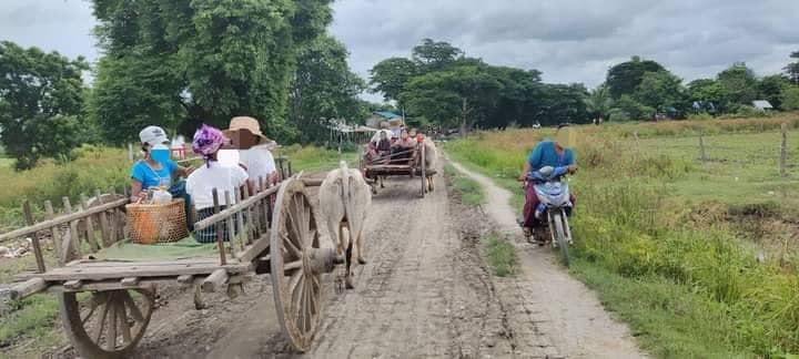 (ထွက်ပြေးတိမ်းရှောင်နေရသော ရွာသူရွာသားများအား တွေ့ရစဥ်။ ဓာတ်ပုံ - ဒီပဲယင်းမြို့နယ်စစ်ရှောင်ထောက်ပံ့ရေး)