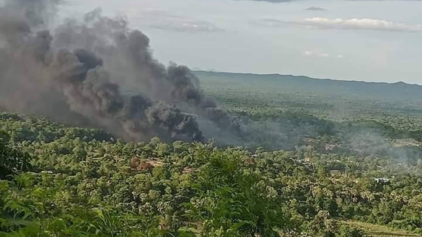 (ကျောက်ခွက်ကျေးရွာအနီး ရေနံတွင်းများ မီးလောင်ကျွမ်းနေသည်ကိုတွေ့ရစဥ်။ ဓာတ်ပုံ - We Love Myaing)