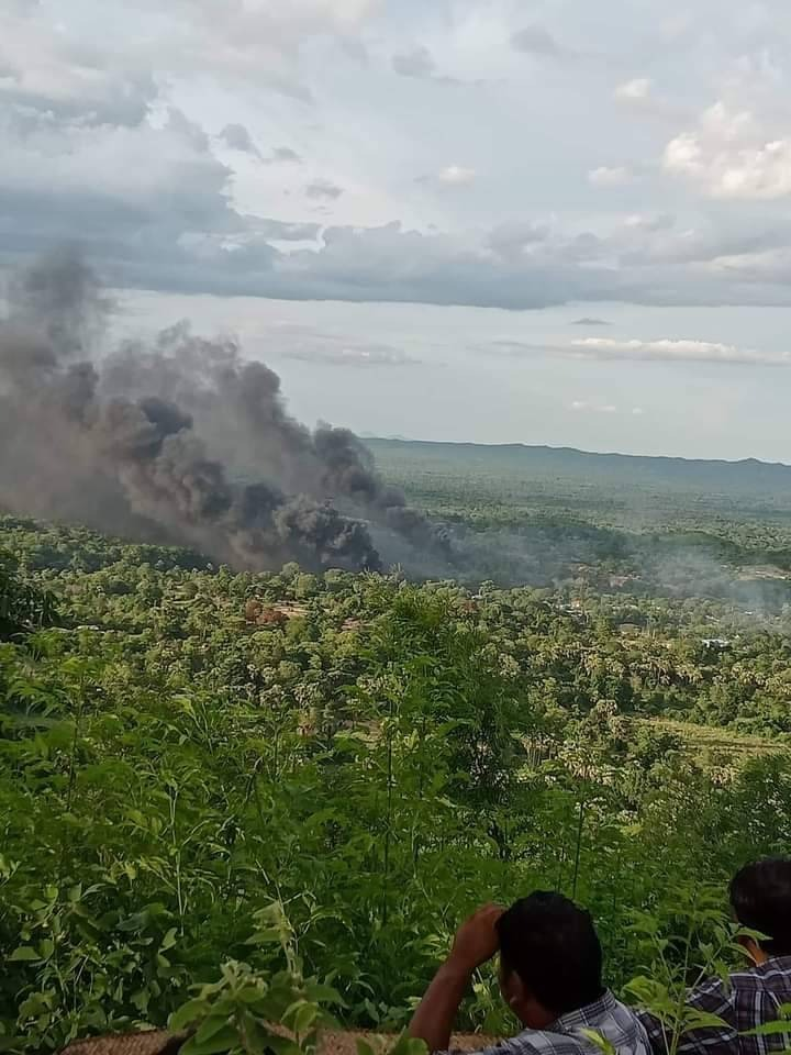 (ကျောက်ခွက်ကျေးရွာအနီး ရေနံတွင်းများ မီးလောင်ကျွမ်းနေသည်ကိုတွေ့ရစဥ်။ ဓာတ်ပုံ - We Love Myaing)