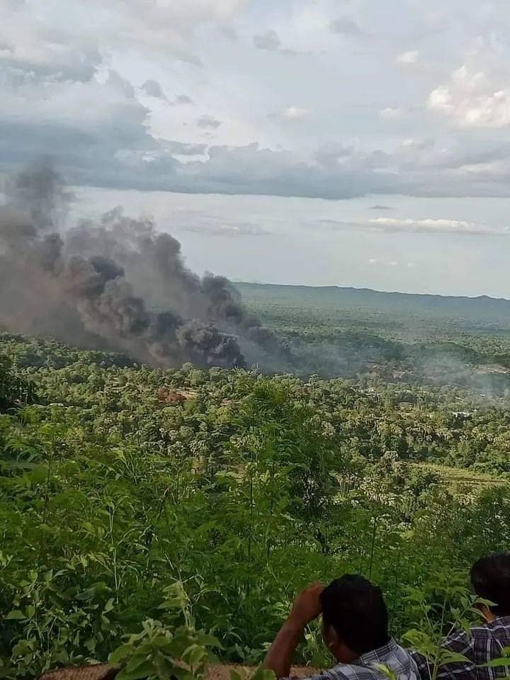 ကျောက်ခွက်ကျေးရွာအနီး ရေနံတွင်းများ မီးလောင်ကျွမ်းခဲ့စဥ်။ ဓာတ်ပုံ - We Love Myaing