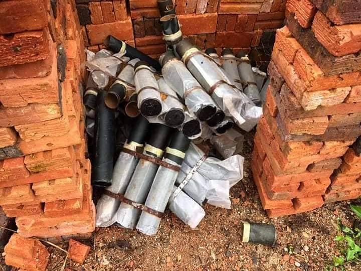 (ထားဝယ်မြို့နယ်တွင် စစ်ကောင်စီတပ်ပစ်ခတ်ထားသော လက်နက်ကြီးကျည်ခွံများ။ ။ဓါတ်ပုံ-CJ)