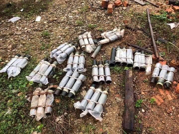 (ထားဝယ်မြို့နယ်တွင် စစ်​ကောင်စီတပ်ပစ်ခတ်ထား​သော လက်နက်ကြီးကျည်ခွံများ။ ။ဓါတ်ပုံ-CJ)