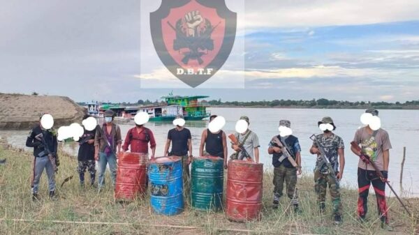 (ပြီးခဲ့သည့် မေလအတွင်းက ချင်းတွင်းမြစ်အတွင်း စစ်ကောင်စီအသုံးပြုမည့် ဓာတ်ဆီပေပါများကို နဂါးညီနောင်အထူးတပ်ဖွဲ့ (DBTF)က သိမ်းဆည်း ရမိခဲ့စဥ်)