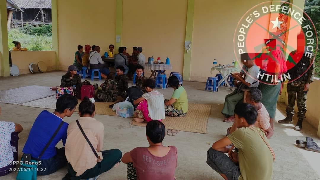 ဓာတ်ပုံ - ထီးလင်းပြည်သူ့ကာ ကွယ်ရေးတပ်(PDF)