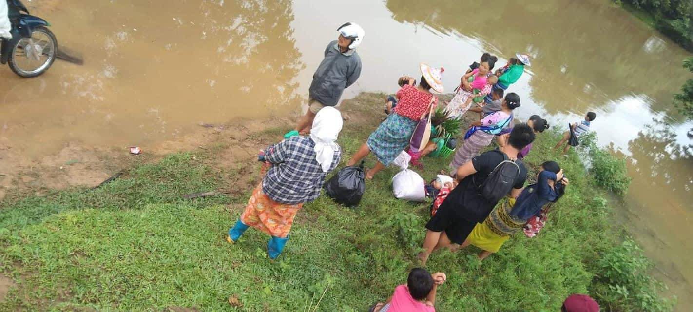 ကျေးရွာထဲကို စစ်တပ်ကလက်နက်ကြီးနဲ့ပစ်လို့ ဒေသခံတစ်ချို့ ထွက်ပြေးတိမ်းရှောင်