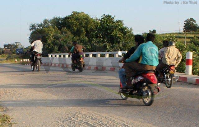 (ရွှေဘို-ကျောက်မြောင်းလမ်းအားတွေ့ရစဥ်။ ။ဓါတ်ပုံ-CJ)