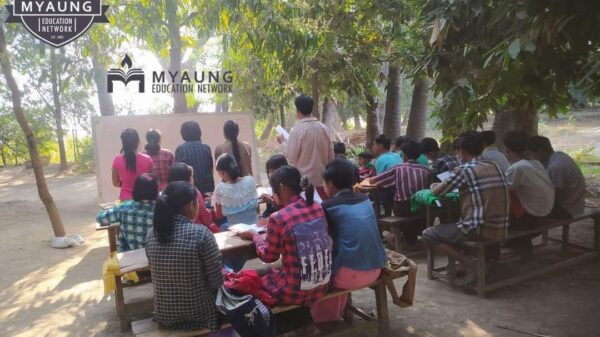မြောင်ပညာ​ရေးကွန်ယက်ကဖွင့်လှစ်​ပေး​နေ​သော​ကျောင်းတွင်ပညာသင်ကြား​ပေး​နေ​သော​ကျောင်းသား​၊​ကျောင်းသူများ ဓါတ်ပုံ-MEN