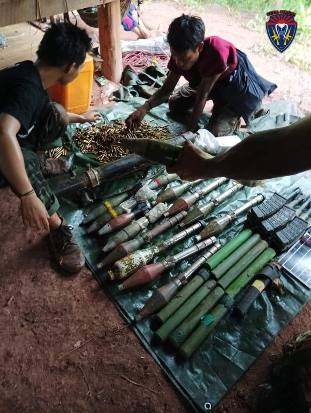 (ထပ်မံသိမ်းဆည်းရမိသောလက်နက်ခဲယမ်းများနှင့် စစ်ကောင်စီတပ် ရုပ်အလောင်းများ။ ဓါတ်ပုံ-Cobra Column)