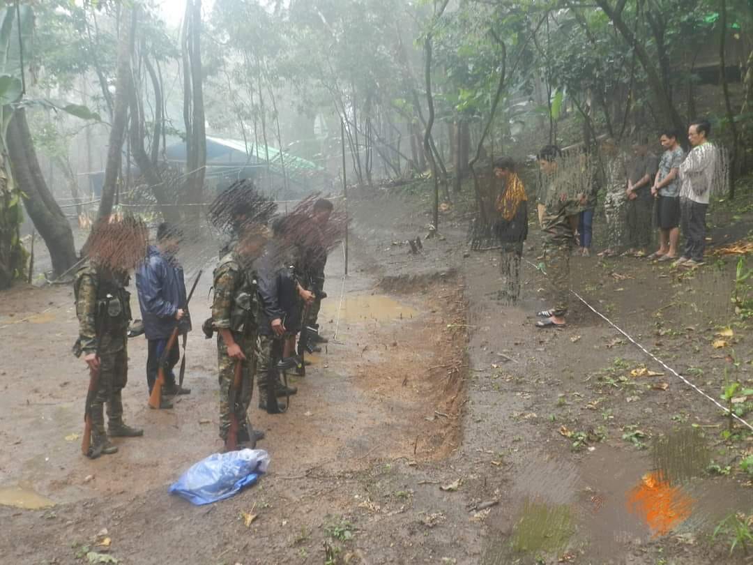 (ပတူပီ CDF ရဲဘော်များ ရှေ့တန်းမထွက်မီ ဌာချုပ်၌ တွေ့ရစဥ်)