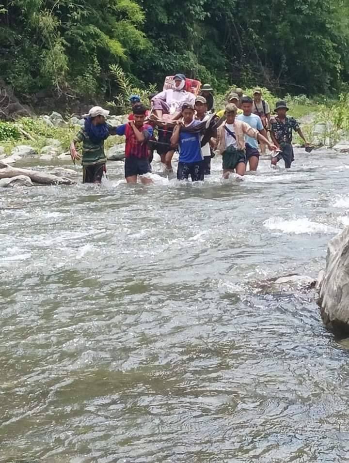 (ဒဏ်ရာရရဲဘော်အား ထမ်းစင်ဖြင့် သယ်ဆောင်လာစဥ်။ဓာတ်ပုံ- The Youth Force -Saw&Kyaukhtu)