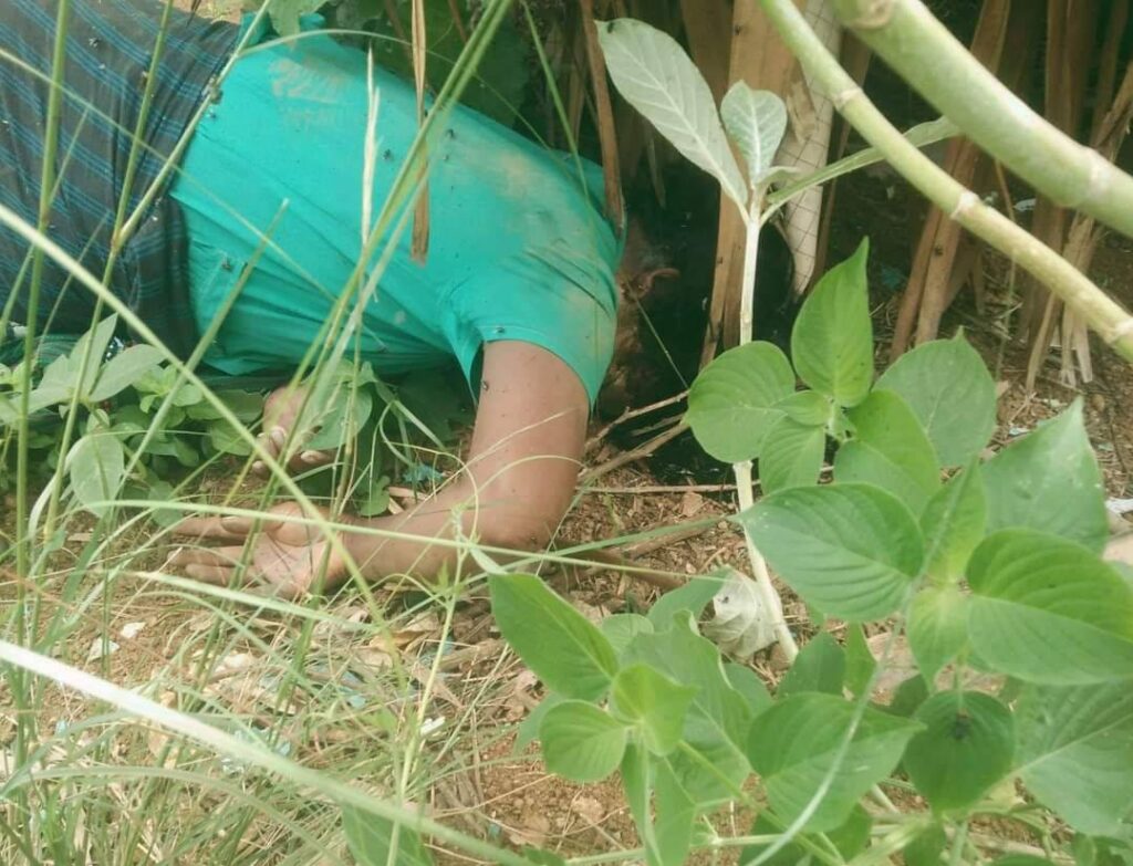 (သေဆုံးခဲ့သည့် အမျိုးသမီးရုပ်အလောင်းများအား တွေ့ရစဥ်)
