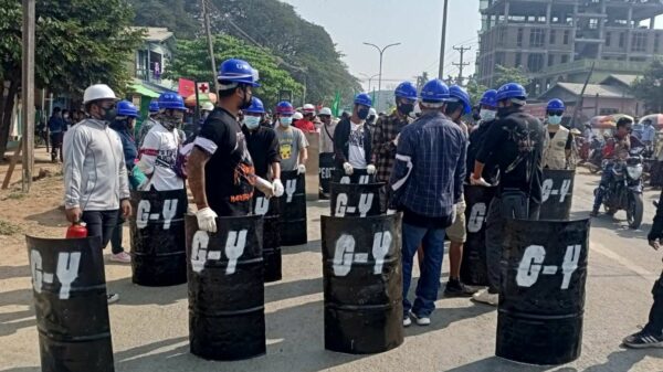 (၂၀၂၁ မတ်လဆန်းပိုင်းကတွေ့ရသော ကောလင်းမြို့မှ အာဏာသိမ်းမှုဆန့်ကျင်သူများ။ ဓာတ်ပုံ-CJ)