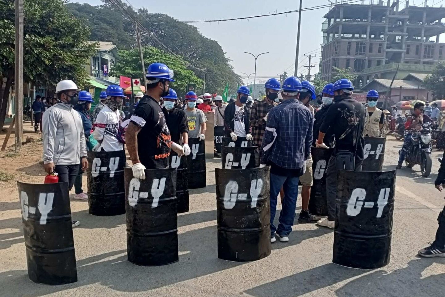(၂၀၂၁ မတ်လဆန်းပိုင်းကတွေ့ရသော ကောလင်းမြို့မှ အာဏာသိမ်းမှုဆန့်ကျင်သူများ။ ဓာတ်ပုံ-CJ)