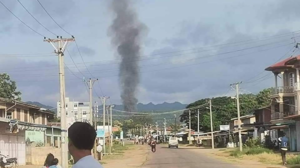 (မိုးဗြဲမြို့ရှိ ပြည်သူနေအိမ်အချို့ ယနေ့ နံနက်ပိုင်းက မီးလောင်နေသည်ကို တွေ့ရစဥ်၊ဓာတ်ပုံ - KGY)