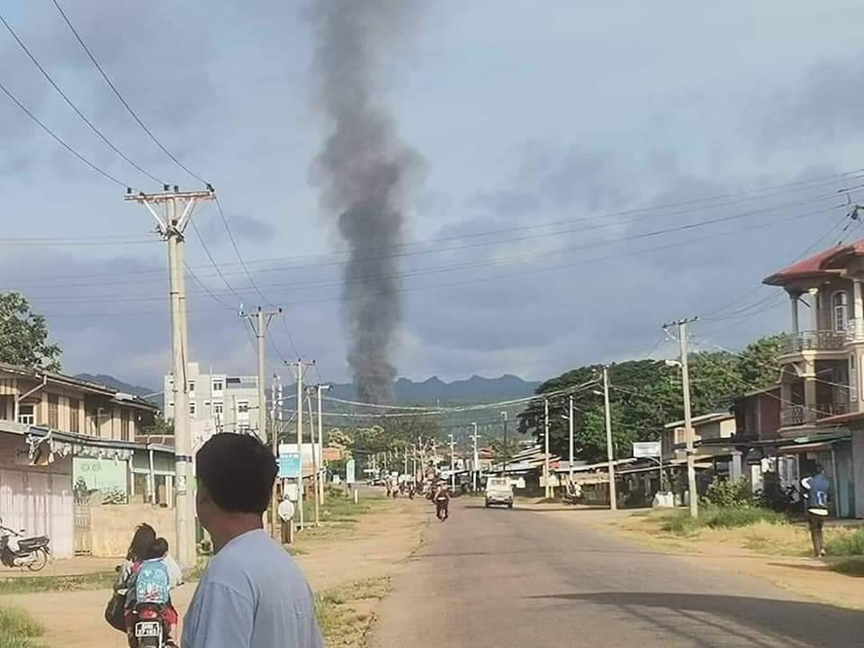 (မိုးဗြဲမြို့ရှိ ပြည်သူနေအိမ်အချို့ ယနေ့ နံနက်ပိုင်းက မီးလောင်နေသည်ကို တွေ့ရစဥ်၊ဓာတ်ပုံ - KGY)