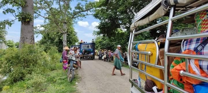 (ထွက်ပြေးလာရသည့် ကျေးရွာသူကျေးရွာသားများအား ဒီပဲယင်းမြို့နယ် စစ်ရှောင်ထောက်ပံ့ရေးအဖွဲ့က ချက်ပြုတ်ကျွေးမွေးနေစဥ်။ဓာတ်ပုံ-ဒီပဲယင်းမြို့နယ် စစ်ရှောင်ထောက်ပံ့ရေးအဖွဲ့)