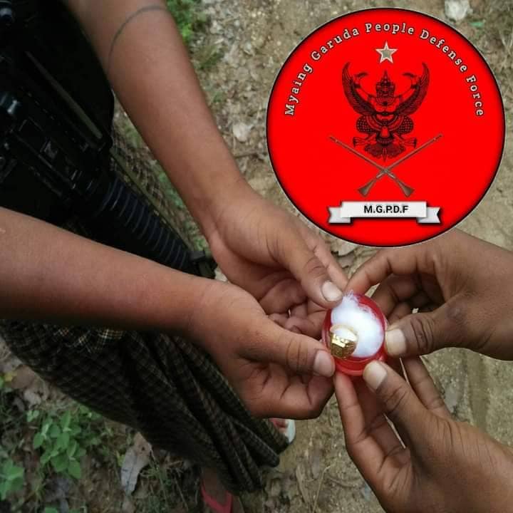 (ဆိုင်ကယ်၊ လက်စွပ်၊ နားကပ်တို့အား လှူဒါန်းနေစဥ်။ ဓာတ်ပုံ - မြိုင်မြို့နယ်ဂဠုန်ပြည်သူ့ကာကွယ်ရေးတပ်ဖွဲ့)