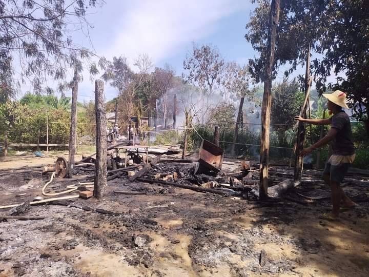 (မီးရှို့ဖျက်ဆီးခံရသော တလုပ်PDF စခန်းအား တွေ့ရစဥ်။ ဓာတ်ပုံ-PDF-Taloke)