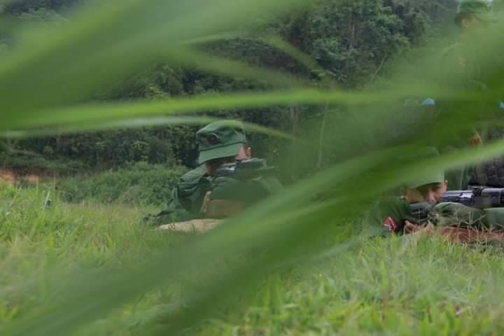 (MNDAA ရဲ​ဘော်များအား ​တွေ့ရစဥ်)