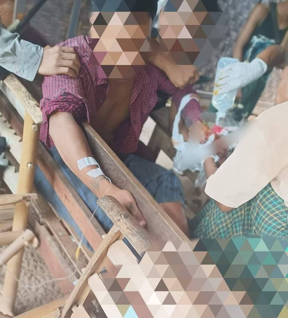 (ရဲဘော်တစ်ဦး အသေးစား ထိခိုက်ဒဏ်ရာရ၍ ဆေးကုသပေးနေစဥ်၊ ဓာတ်ပုံ-Young Force(UG))