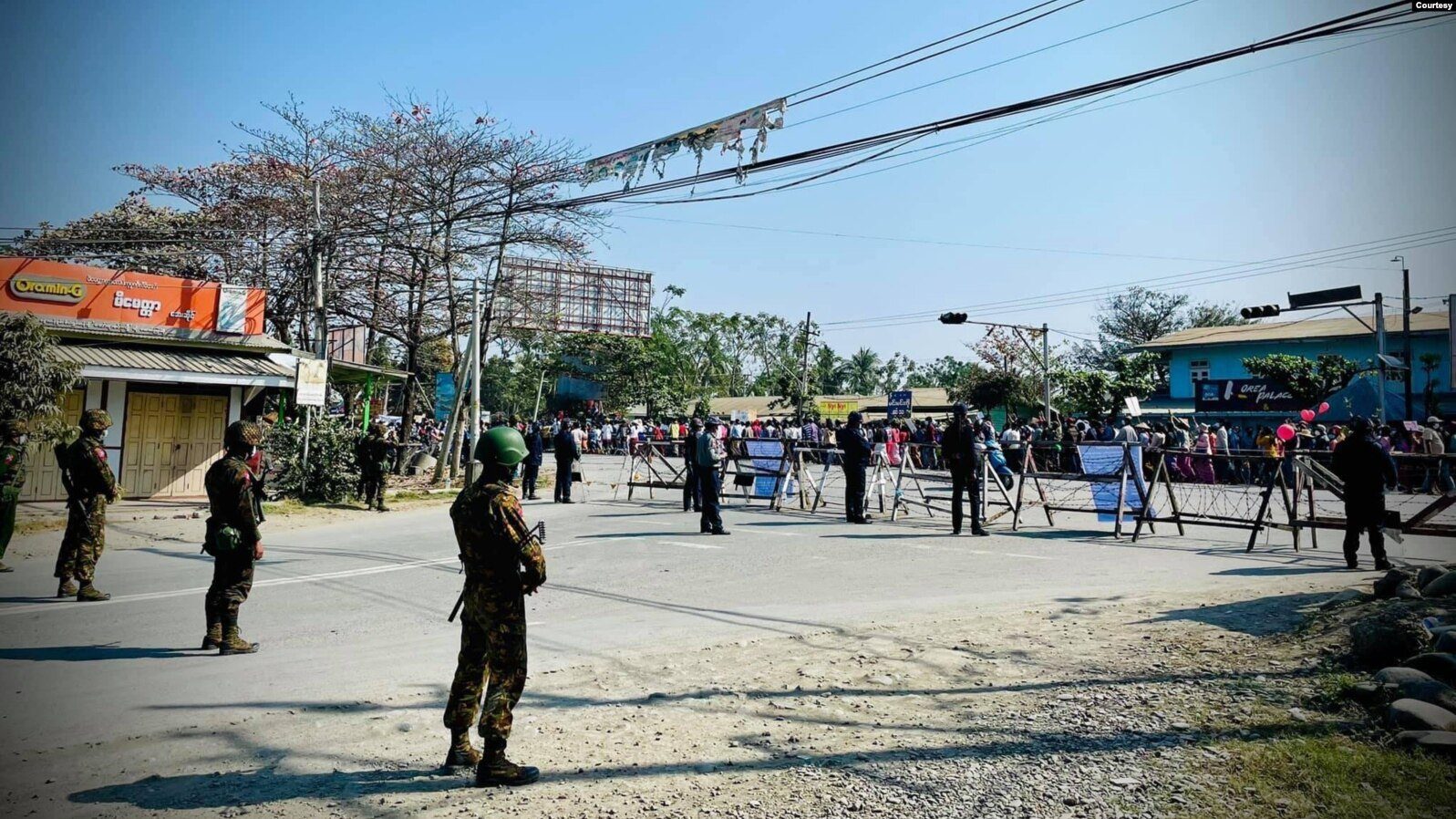 (ကလေးမြို့တွင် ၂၀၂၁ ဖေဖော်ဝါရီ ၁၂ရက်က စစ်အာဏာသိမ်း ဆန့်ကျင်ဆန္ဒပြပွဲအား ဖြိုခွင်းရန် အကြမ်းဖက် စစ်ကောင်စီတပ်က ပြင်ဆင်နေစဥ်)