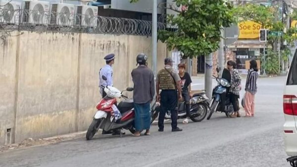 မန္တလေးမှာ လမ်းသွားလမ်းလာပြည်သူတွေကို စစ်ဆေးနေပုံ( ပုံဟောင်း)