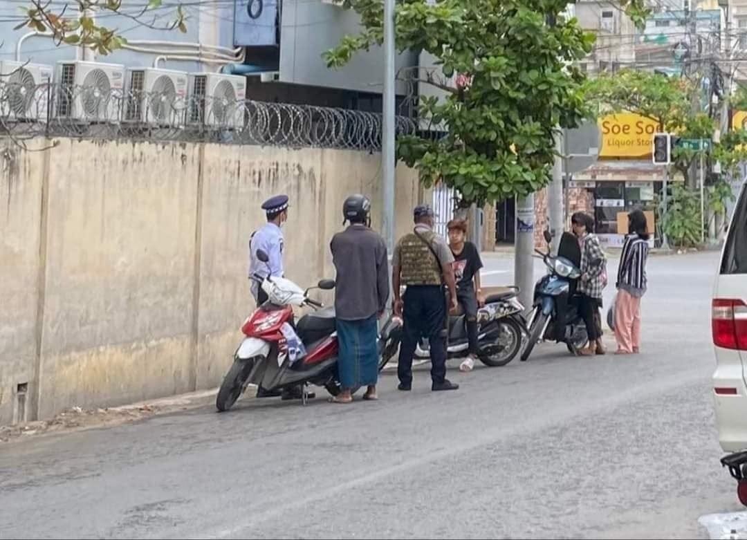 မန္တလေးမှာ လမ်းသွားလမ်းလာပြည်သူတွေကို စစ်ဆေးနေပုံ( ပုံဟောင်း)