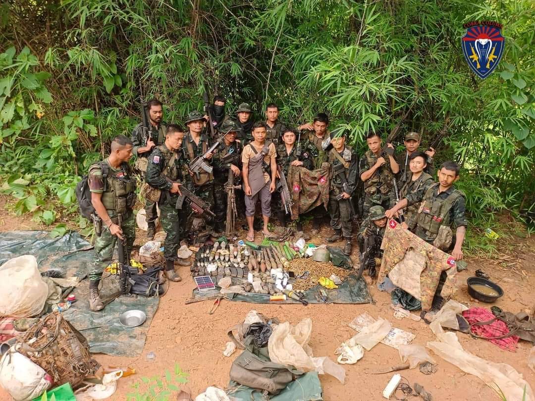 (ထပ်မံသိမ်းဆည်းရမိ​သောလက်နက်ခဲယမ်းများနှင့် စစ်​ကောင်စီတပ် ရုပ်အ​လောင်းများ။ ဓါတ်ပုံ-Cobra Column)