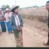 (ပြည်သူတစ်ဦးကို​တုတ်ဖြင့်မရိုက်မီမေးမြန်းနေစဥ်)
