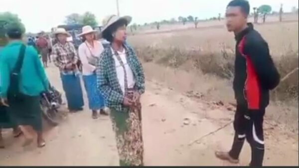 (ပြည်သူတစ်ဦးကို​တုတ်ဖြင့်မရိုက်မီမေးမြန်းနေစဥ်)