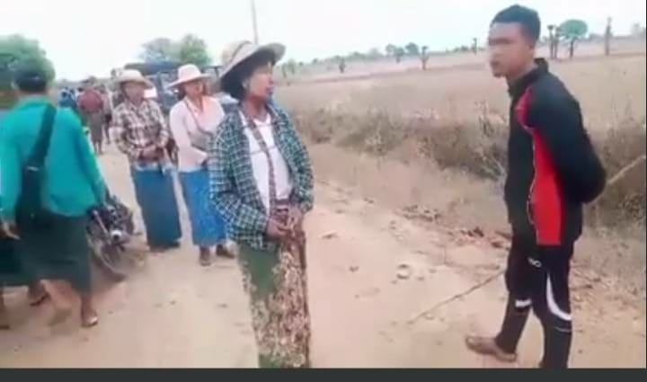 (ပြည်သူတစ်ဦးကို​တုတ်ဖြင့်မရိုက်မီမေးမြန်းနေစဥ်)