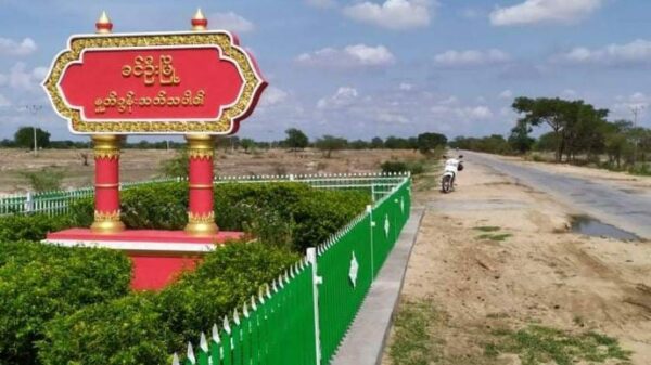 (ယာယီပိတ်ထားသည့် မြင်းဒေါင်း-သာဝတ္တိ-မုံလှလမ်းပိုင်းအား တွေ့ရစဥ်။ ။ဓါတ်ပုံ-CJ)