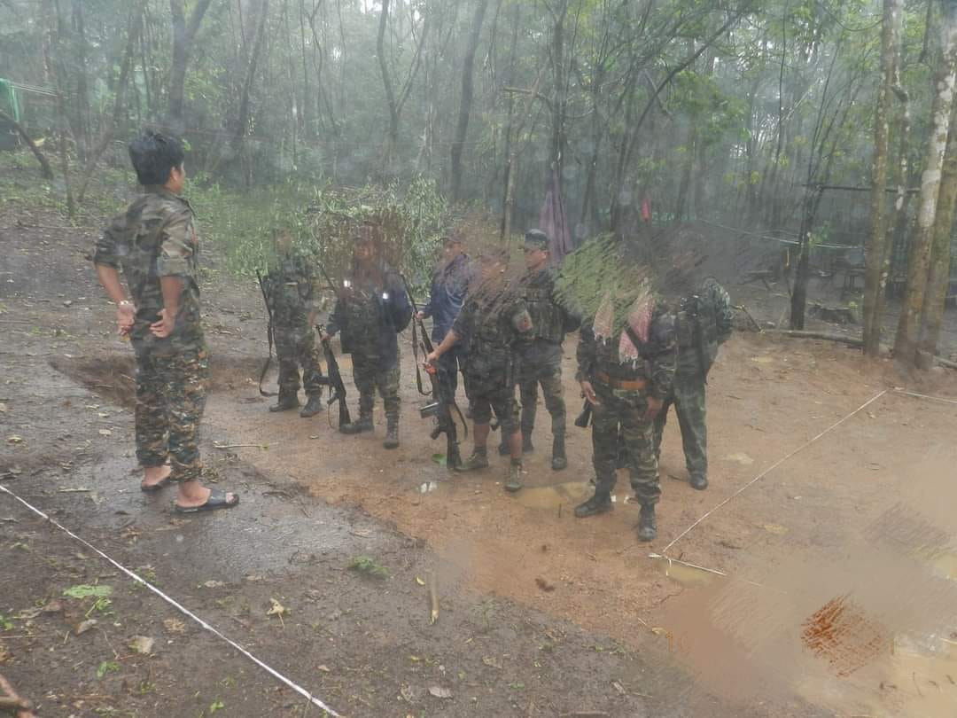 (ပတူပီ CDF ရဲဘော်များ ရှေ့တန်းမထွက်မီ ဌာချုပ်၌ တွေ့ရစဥ်)