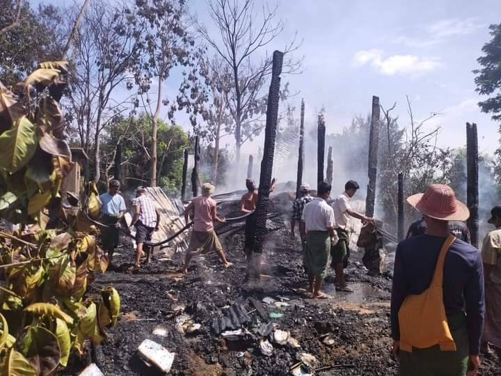 (မီးရှို့ဖျက်ဆီးခံရသော တလုပ်PDF စခန်းအား တွေ့ရစဥ်။ ဓာတ်ပုံ-PDF-Taloke)