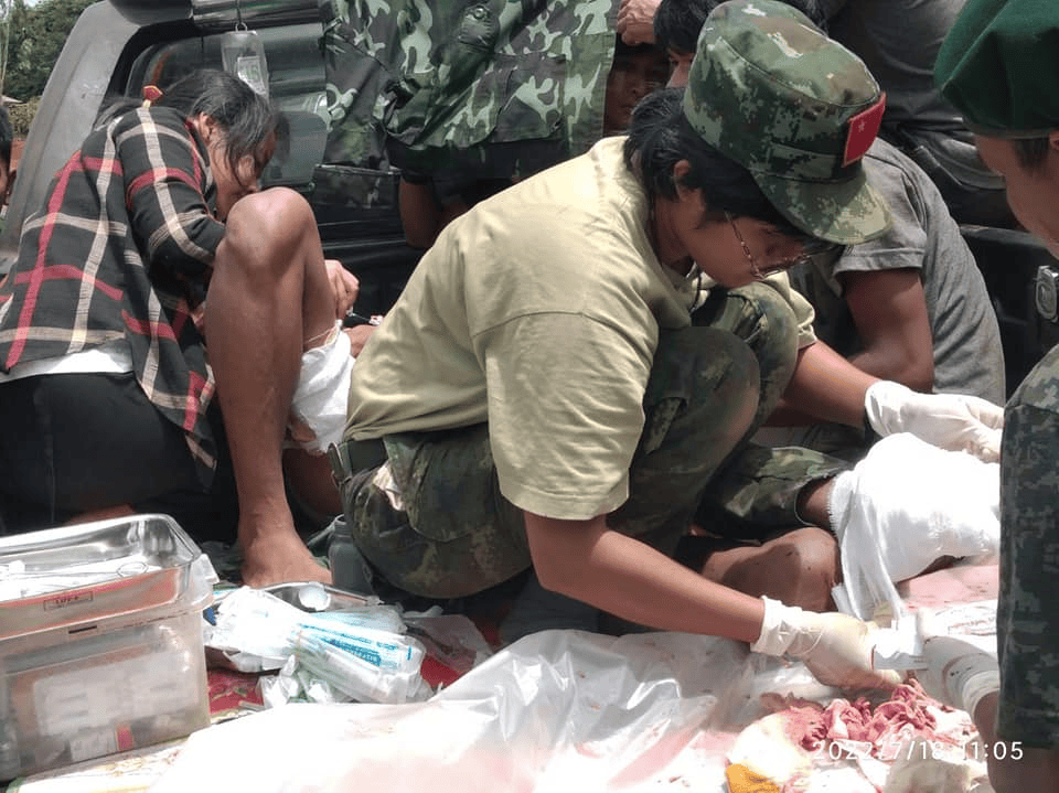 ဒဏ်ရာရရှိသော ရဲဘော်အား ဆေးကုသမှုပေးနေစဥ်၊ ဓာတ်ပုံ - KRU