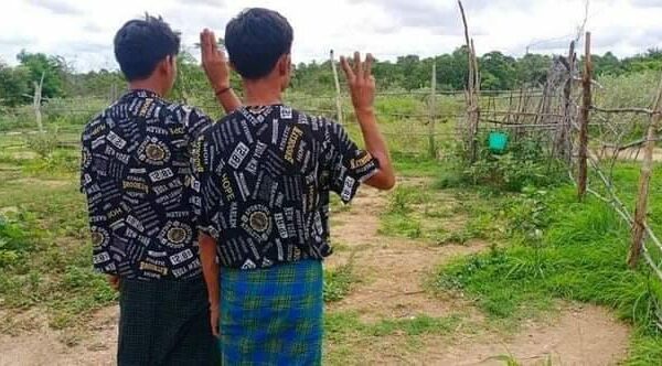 (ဖမ်းဆီးခံရခြင်းမှ လွတ်မြောက်လာသော ရဲဘော်နှစ်ဦး။ ။ဓါတ်ပုံ- We Love Myaing)
